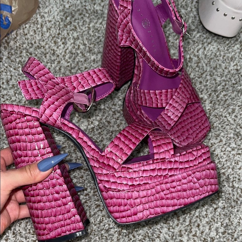 Pink Crocodile Pattern Platform Sandals - Picture 4 of 8